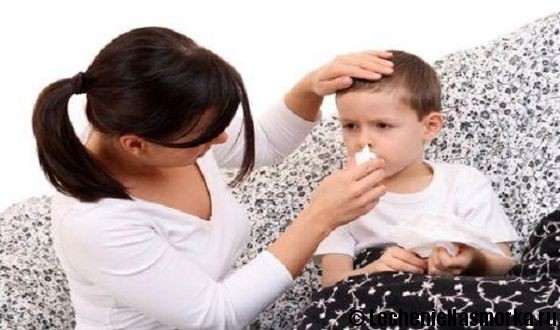 ребенку закапывают нос